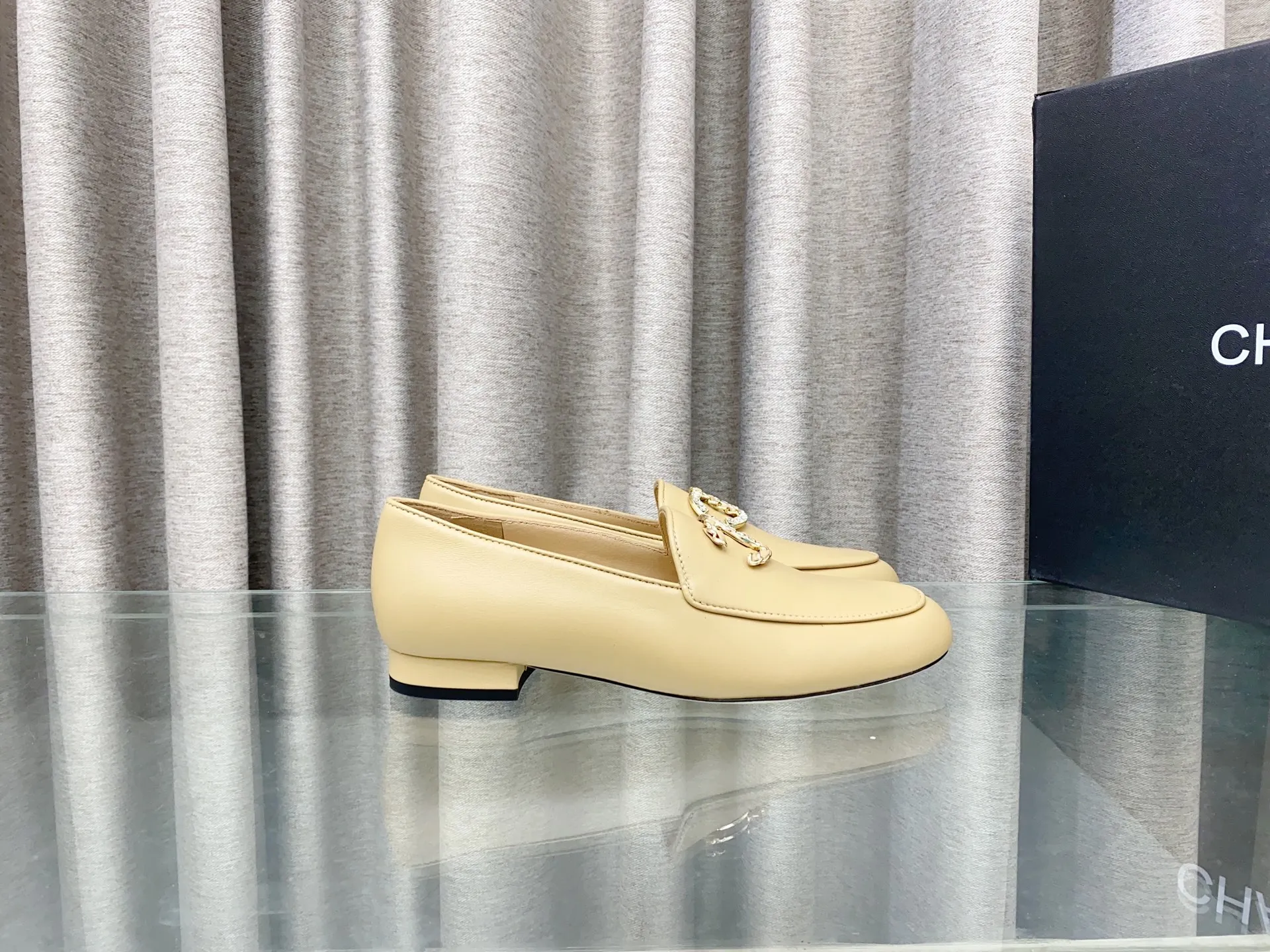 👟👟Ex-factory price 620👟👟 25Fw new spring and summer Chanel small perfume diamond double C half slippers/Loaf single shoes. Versatile style that you don’t get tired of. Super classic style. Casual with exquisiteness and stable temperament. This spring and summer is a beautiful bonus treasure! Upper: Lambskin Lining: Lambskin lining High heels: Flat soles: Italian genuine leather outsole Size: 35-39 (40 and 41 customizations are not returnable)